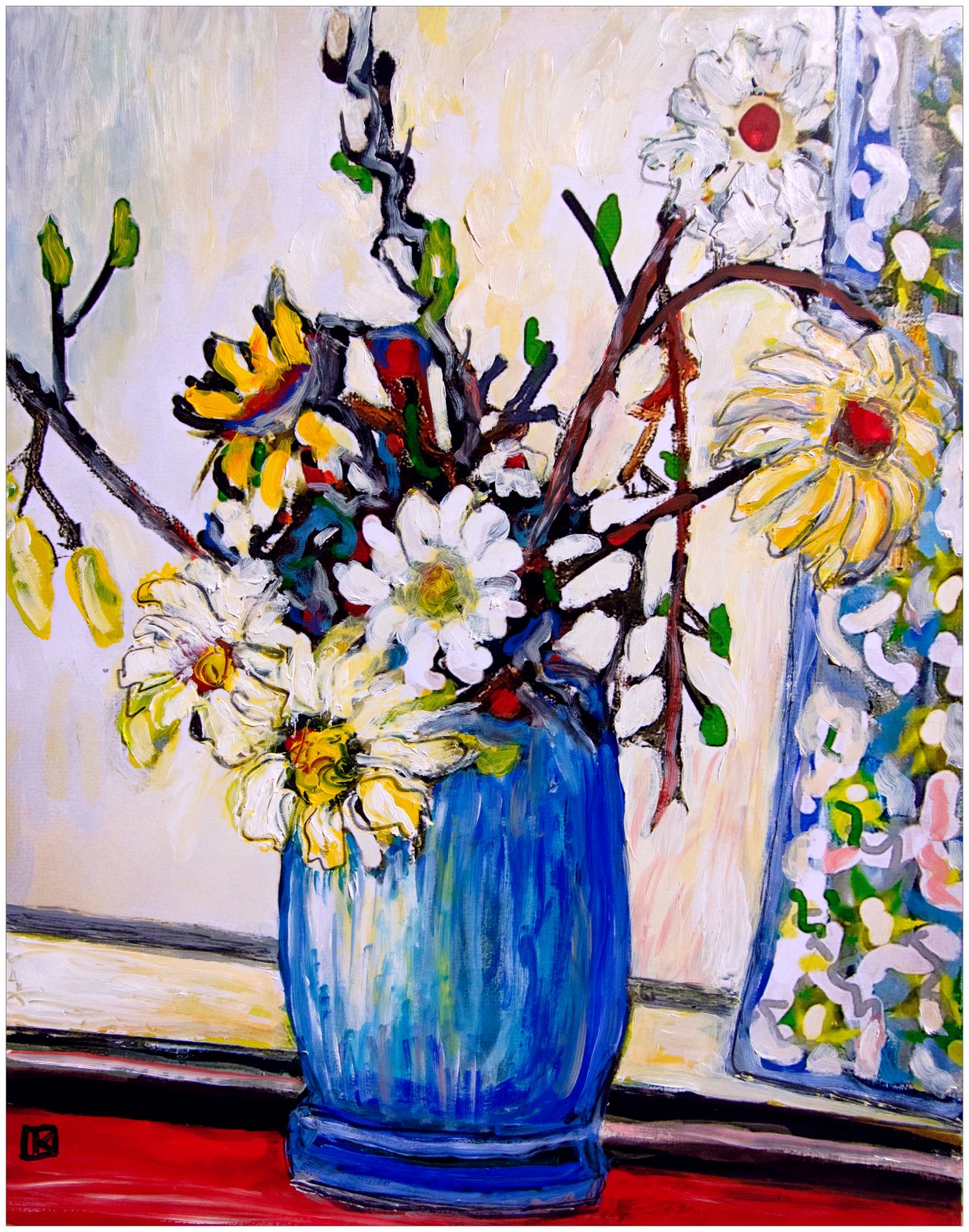Fleurs dans un vase bleu devant la fenêtre