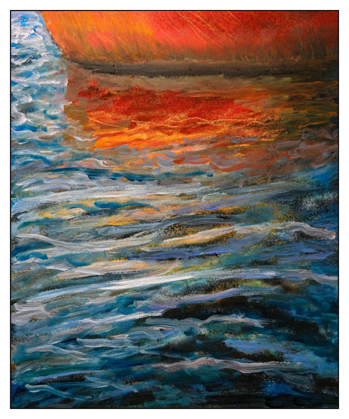 Reflet sur l'eau de la coque du bateau orange