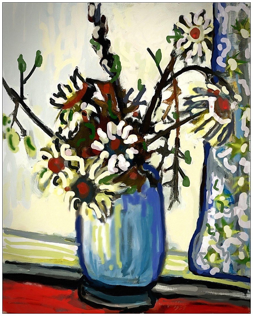 Fleurs dans un vase bleu devant la fenêtre 