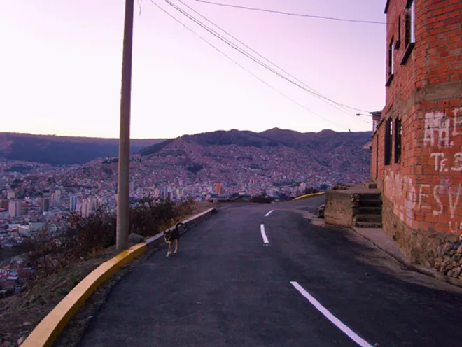 La route qui descend vers le centre de la Paz depuis Kupini