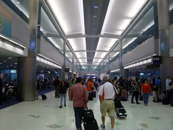 Dans le hall de l'aéroport de Miami