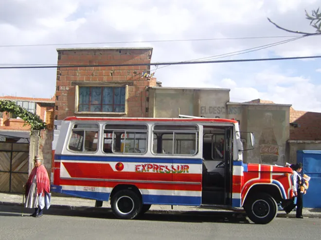 Un bus dans les hauts de Kupini