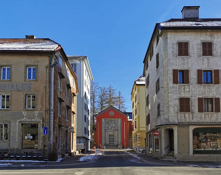 L'entrée est ce bâtiment rouge au fond de la rue
