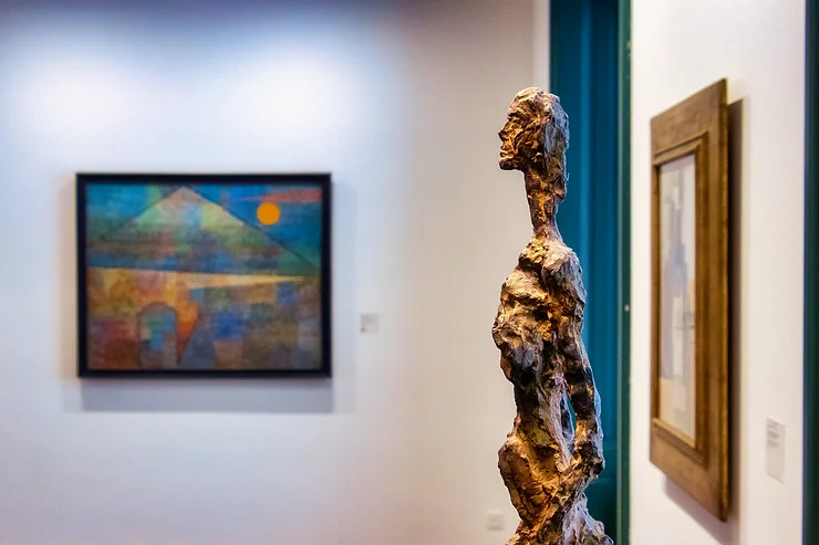 Statue d'Alberto Giacometti jouxtant "Ad Parnassum" de Paul Klee et derrière "Un violon accroché au mur" de Picasso.