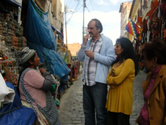 Initiation de mastication d'une feuille de coca par une cholita