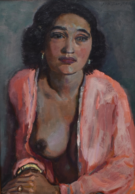 Portrait d'une femme à la peau foncée portant un chemisier ouvert, vers 1920