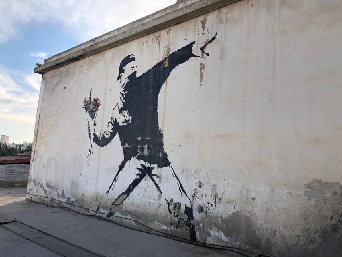 Banksy - Lanceur de fleurs, béton brut