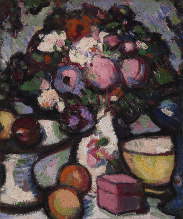 Fleurs et boîte rose