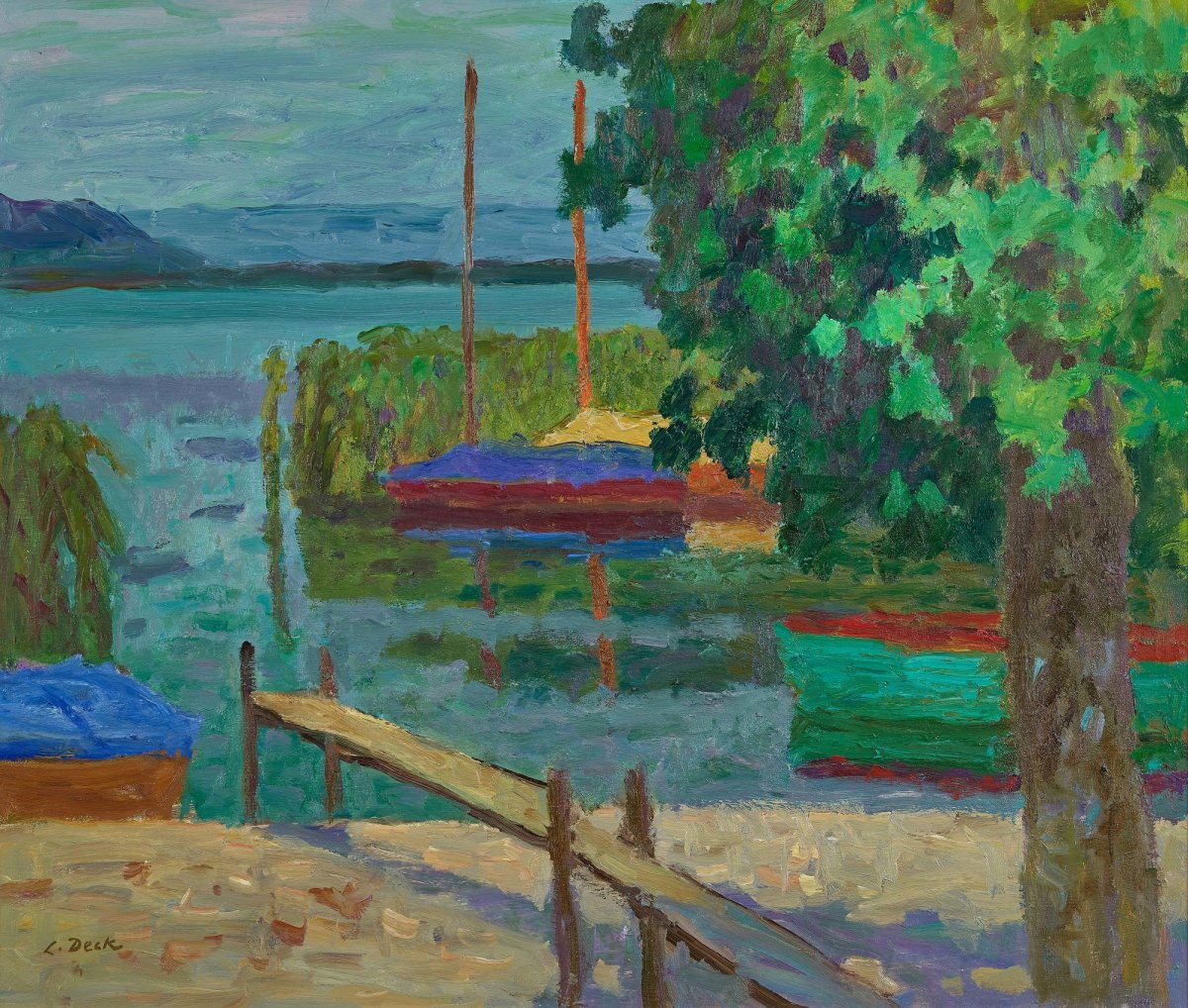 Rive avec ponton en bois et bateaux
