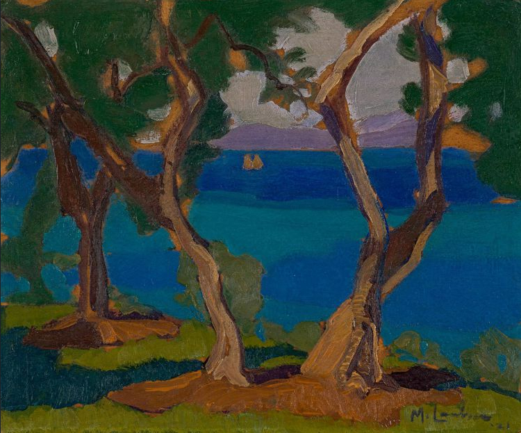 Arbres au bord d'un lac avec bateau