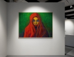 Portrait d&#039;une femme enrobée d&#039;un châle rouge sur fond vert - Réf. CS1420
